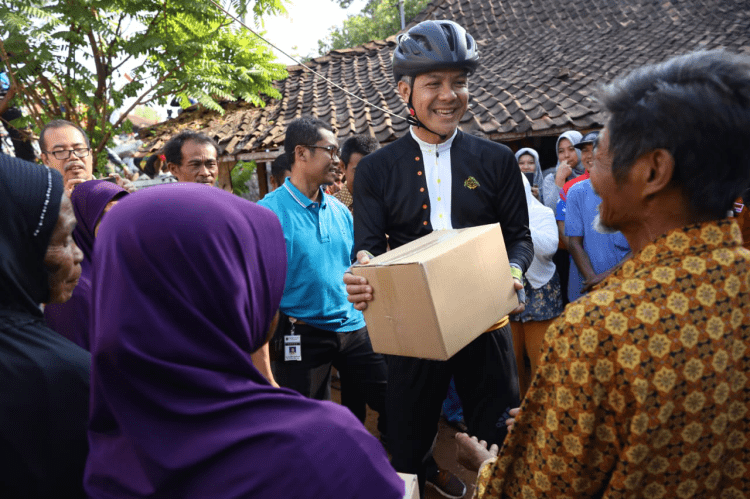 BANTUAN: Gubernur Jateng Ganjar Pranowo dalam sebuah kegiatan di Kabupaten Wonogiri. (Foto: Humas Pemprov Jateng)