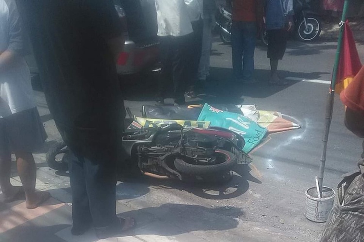 TEWAS: Korban pengendara bermotor langsung tewas ditempat usai terlindas truk di jalan Beringin VI Magelang, Selasa (21/1). (Foto: Istimewa)