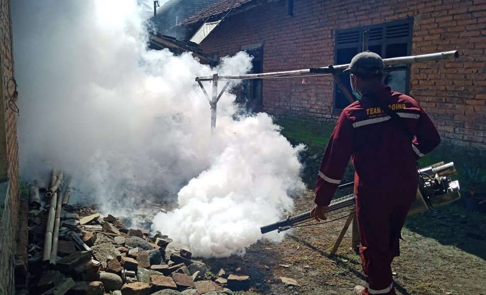 FOGGING: Petugas Dinkes Kabupaten Magelang melakukan fogging di Dusun Brangsen, Desa Krincing, Kecamatan Secang yang diduga endemis Demam Berdarah, Selasa (28/1). (Foto: Miftakhul Hayu Jatiningtias)