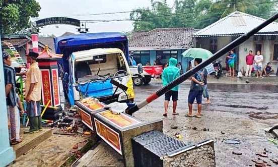 NEWS Truk ringsek setelah menabrak sebuah tugu dimana sebelumnya menabrak sepeda motor (6/1/2020)-(Foto:istimewa)