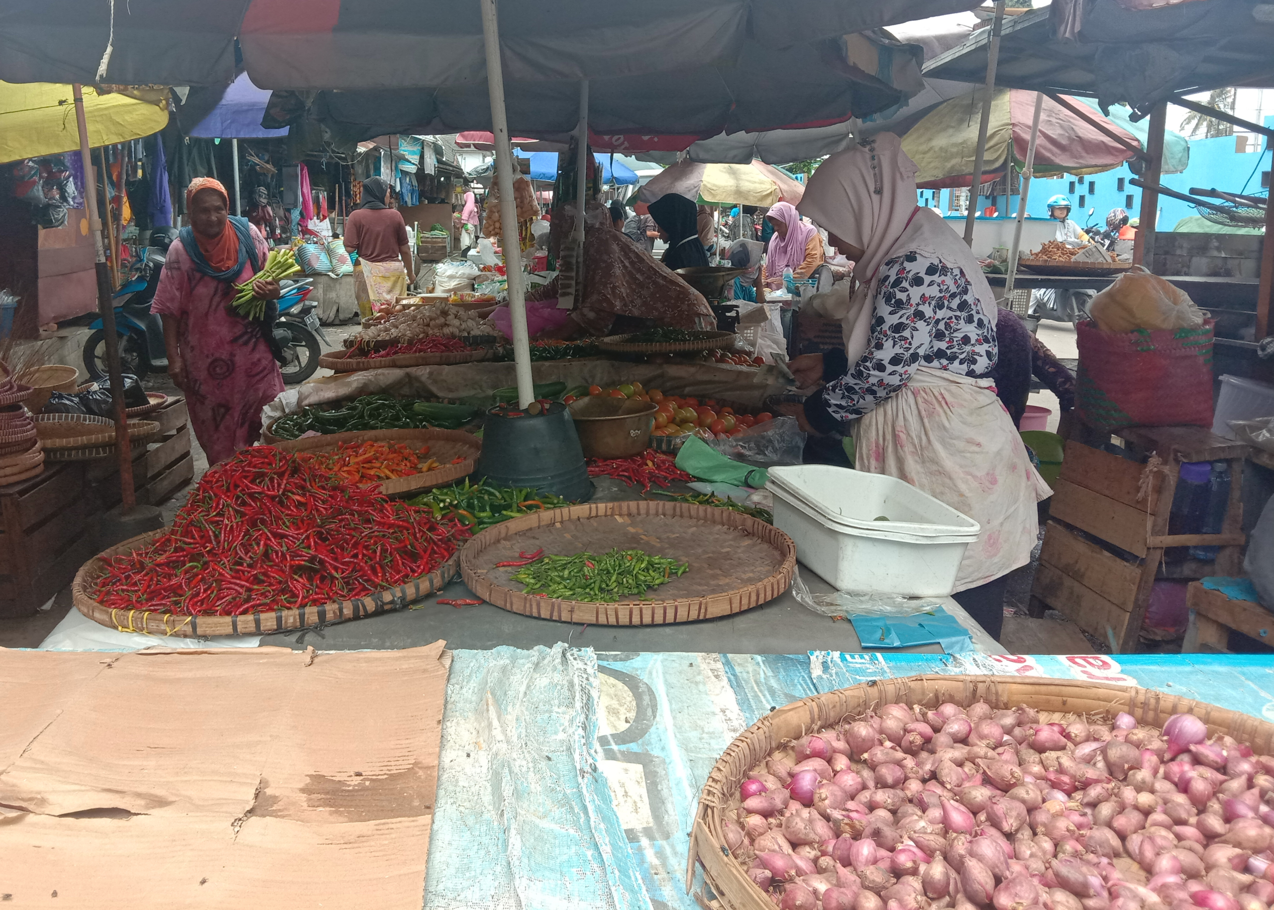 PEDAS: Harga cabai di pasar tradisional Borobudur mengalami kenaikan nyaris seratus persen. (Foto: Wahid Fahrur Annas)