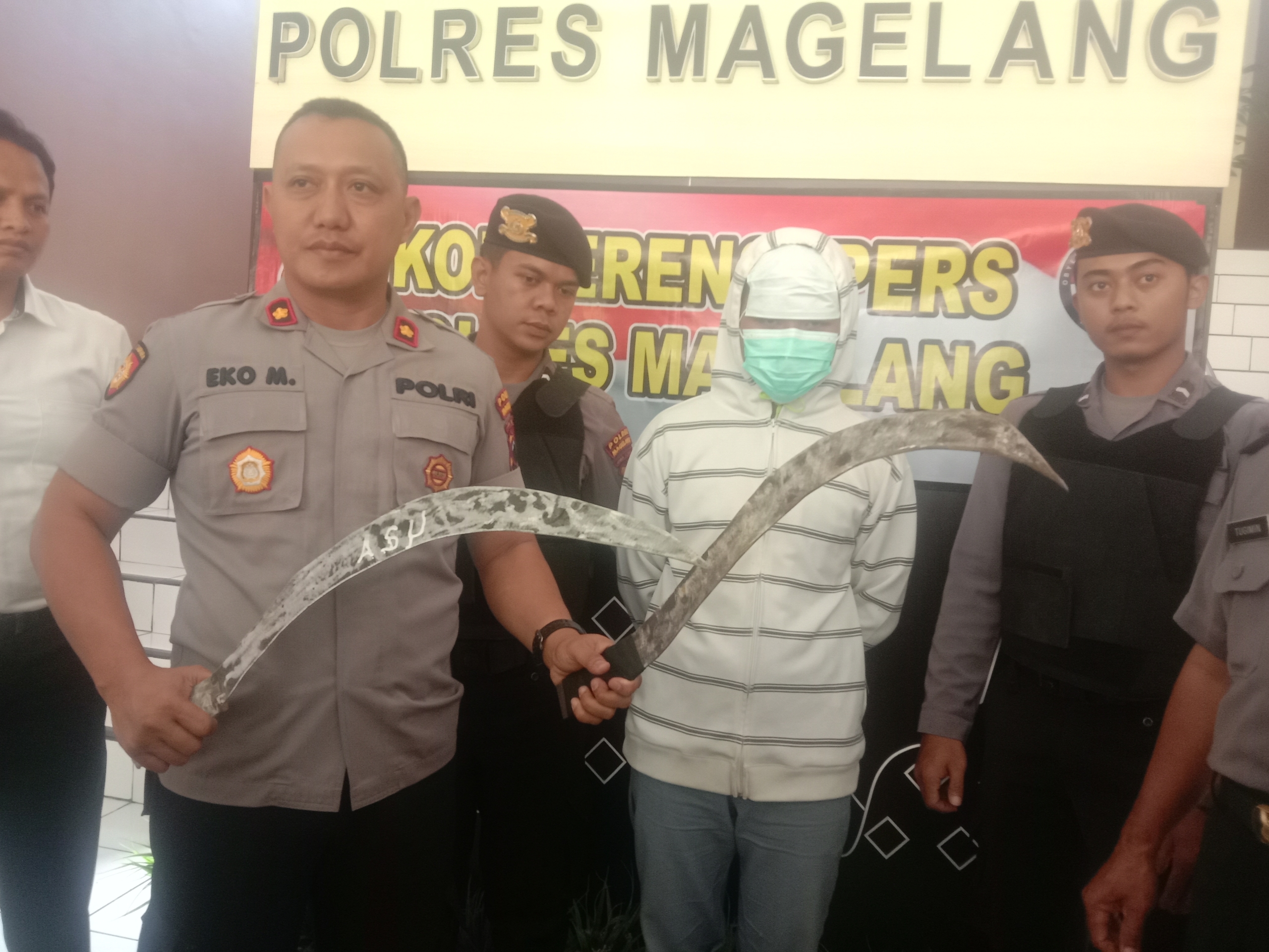 Kapok: Tersangka RA,17, beserta barang bukti celurit yang akan digunakan tawuran dengan sekolah lain, Senin (13/1). (Foto: Wahid Fahrur Annas)