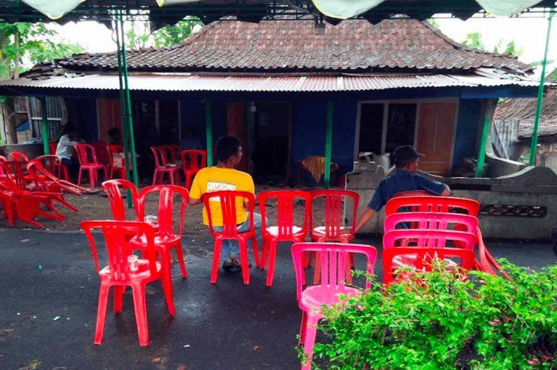 KERACUNAN: Suasana rumah duka satu keluarga asal Boyolali yang tewas keracunan massal diduga akibat menghirup asap genset. (Foto: Istimewa)