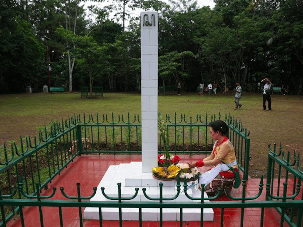 TUGU SA: Di tempat ini, darah dari puluhan ayam dikubur sebagai bagian dari Ruwat Mataram Bumi Mandala. (Foto: Internet)