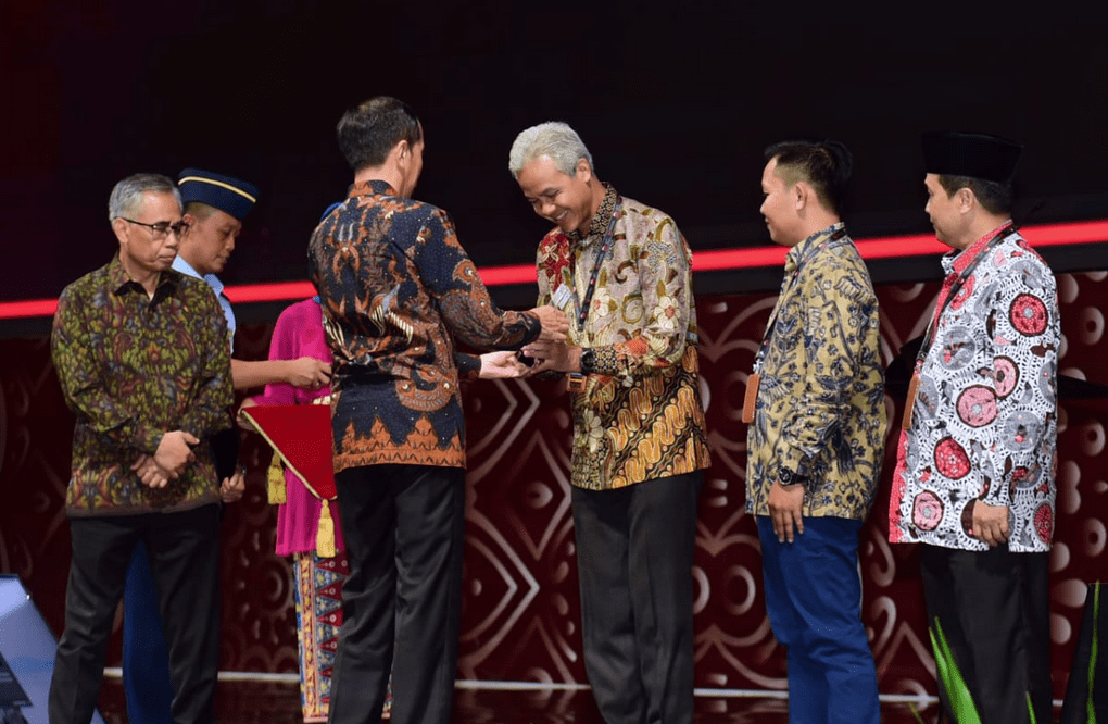 APRESIASI: Gubernur Ganjar menerima penghargaan Otoritas Jasa Keuangan (OJK) yang diserahkan langsung Joko Widodo di Jakarta, Kamis (16/1). (Foto: Humas Pemprov Jateng)