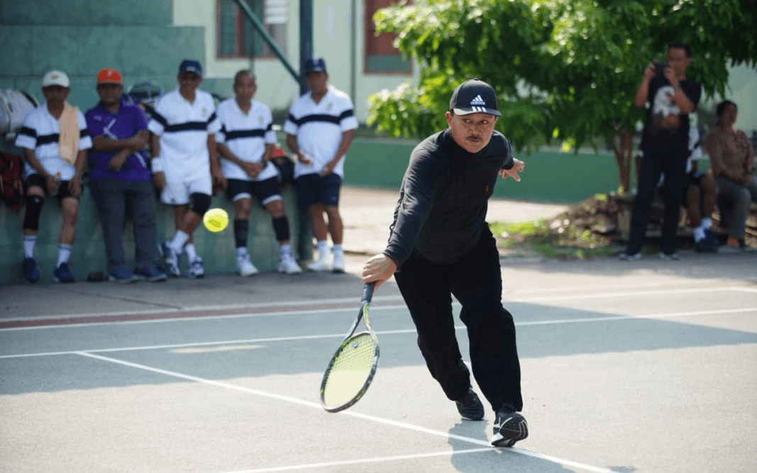 VETERAN: Petenis Veteran dari Kota dan Kabupaten Magelang unjuk kemampuan di Kejuaraan Baveti Magelang Cup 2020. (Foto: Internet)