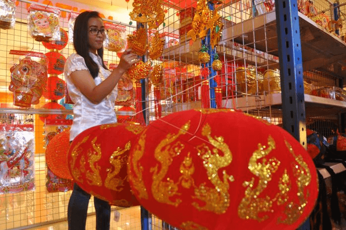 LAMPION: Chinatown Square Multi Expo di Artos Mall menyediakan kebutuhan pernak-pernik khas Imlek. (Foto: Istimewa)