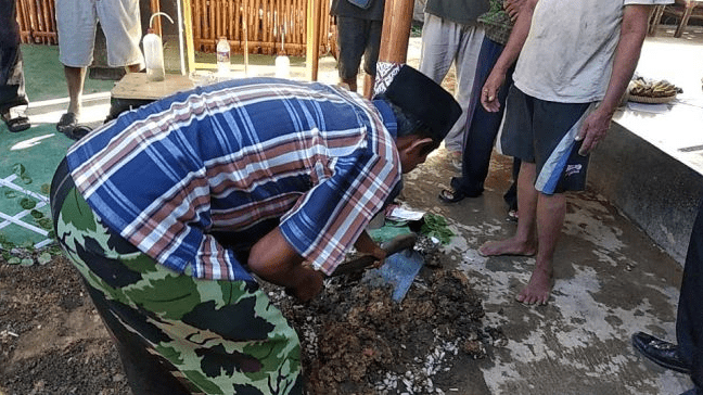 BONGKAR: Warga membongkar makam yang berisi janin milik ’Permaisuri’ Fanni yang dikubur di rumah kontrakan Jogjakarta. (Foto: Istimewa)