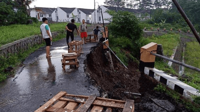 LONGSOR: Warga dan petugas DPUPR Kota Magelang saat berada di salah satu titik longsor di Kramat Selatan, Kamis (16/1). (Foto: Humas Pemkot Magelang)