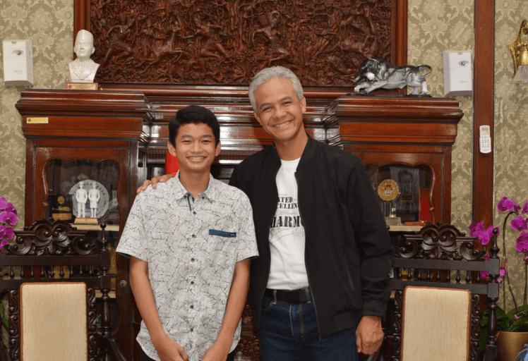 BERBAKAT: Gubernur Ganjar Pranowo bangga Arbi Aditama mengharumkan Jateng di kancah balap Internasional. (Foto: Humas Pemprov Jateng)
