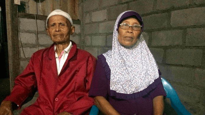 IDAMAN: Pasangan pengantin baru, Sukirman, 91 dan Sri Maryati, 71, saat berkumpul di rumahnya. (Foto: Istimewa)