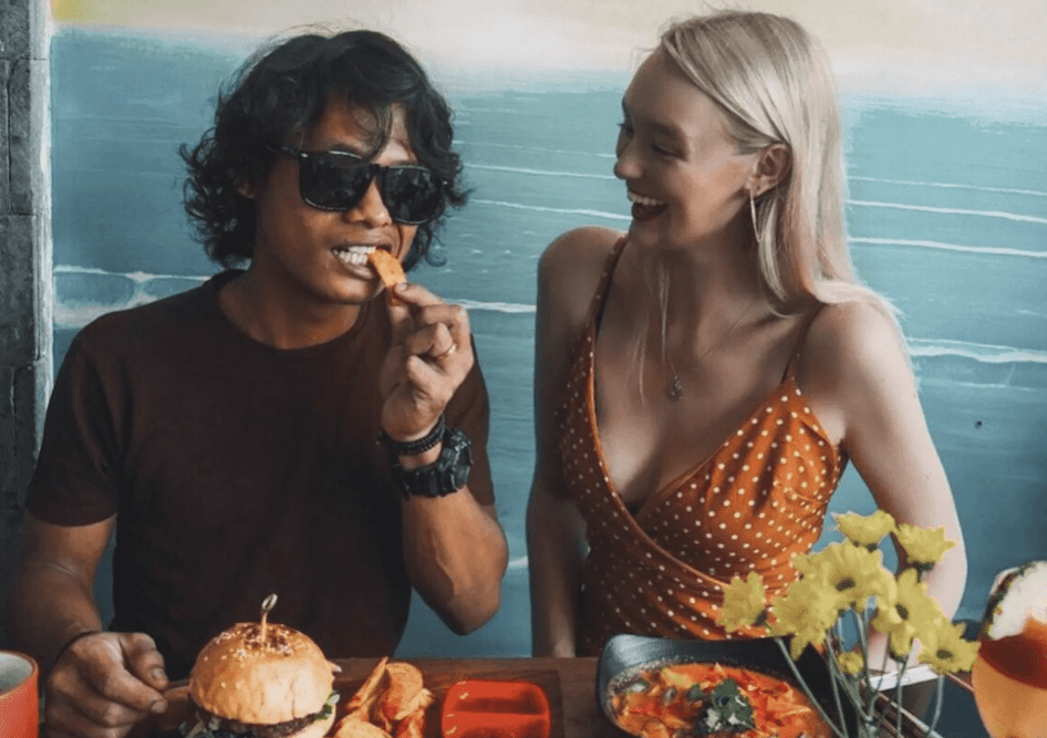 RENGGANG: Pasangan fenomenal Nur Khamid dan Polly Alexandria saat mengumbar romantisnya. (Dok. Borobudur News)