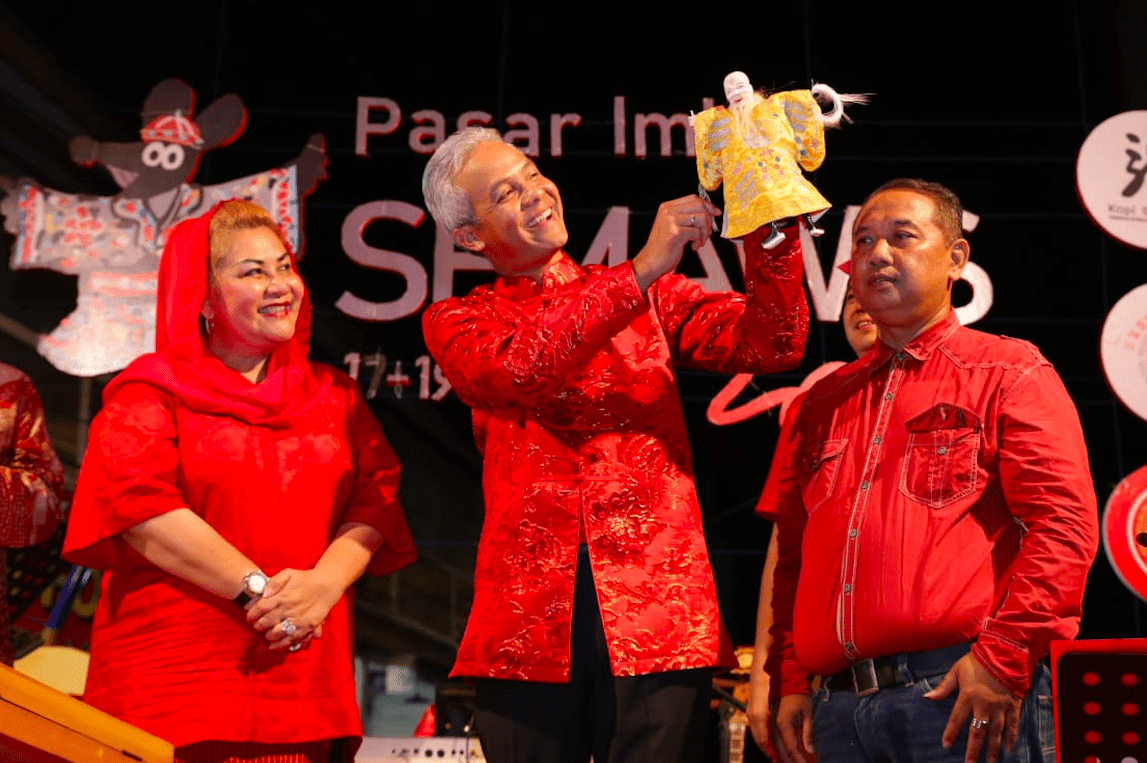MERIAH: Gubernur Ganjar Pranowo saat memamerkan Wayang Potehi miliknya di Pasar Semawis, Jumat malam (17/1). (Foto: Humas Pemprov Jateng)