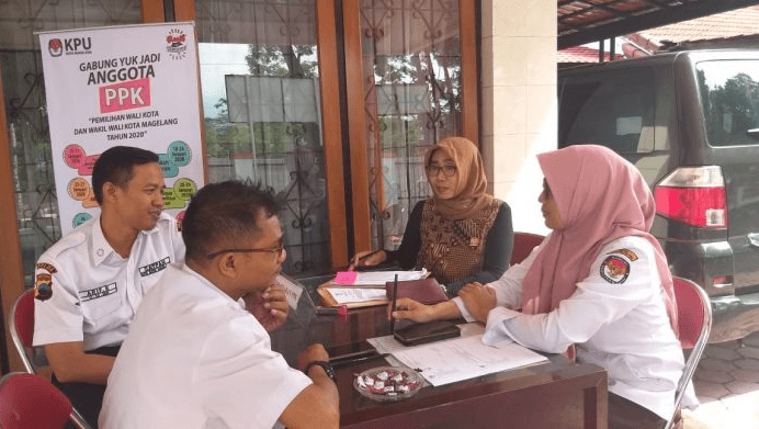 AWASI: Ketua Bawaslu Kota Magelang dan Kordiv Pengawasan, Endang Sri Rahayu saat melakukan pengawasan langsung perekrutan PPK di Kantor KPU. (Foto: Bawaslu Kota Magelang)