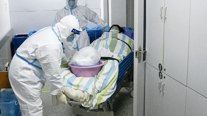 ISOLASI: Tim medis melakukan penanganan serius pasien terinveksi Virus Corona di Tiongkok. (Foto: Internet)