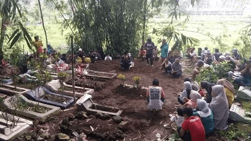 BERDOA: Suasana pemakaman korban miras oplosan di Leuwisari, Tasikmalaya, Jawa Barat. (Foto: Istimewa)