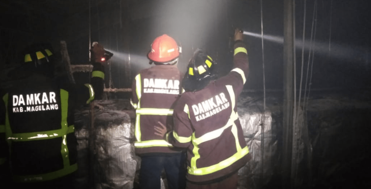 Pabrik Kain di Tempuran Terbakar