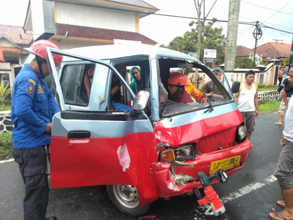 NEWS : Mobil Angkudes riingsek setelah kecelakaan menabrak sebuah mobil fortuner di depan Mako Polres Magelang (1/1)-(foto: Dok Damkar Kab Mgl)