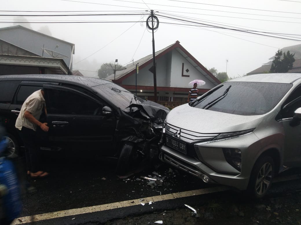 NEWS: Dua dari tiga mobil tampak ringsek bagian depan setelah terlibat kecelakaan karambol di Ngablak Magelang (1/1)-(Foto:istimewa)
