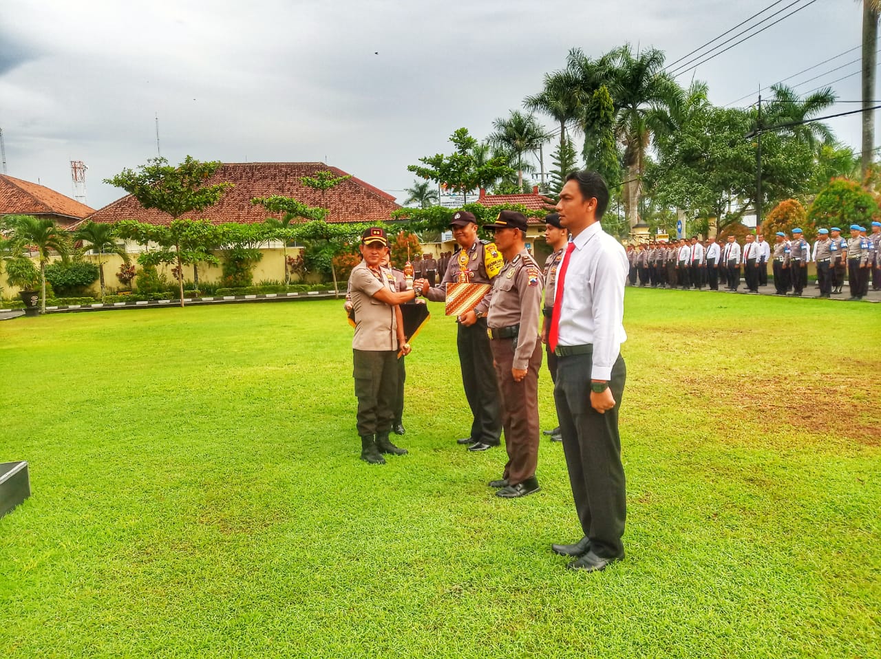 NEWS: Kapolres Magelang saat memberikan simbol penghargaan kepada tiga personil Polres Magelang (2/1)-(Foto:bsn)
