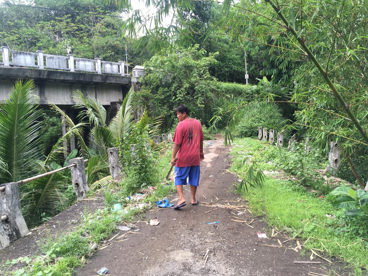 ANGKER: Seorang warga setempat sedang beraktifitas di jembatan lama yang dibangun sekitar tahun 1970-an, Jumat (3/12). (Foto: Han)