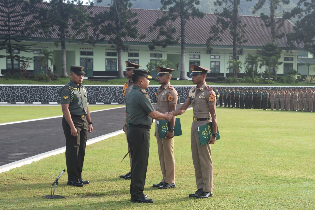 PAHLAWAN: Gubernur Akmil Mayjend TNI Dudung Abdurachman menyerahkan penghargaan kepada tiga Taruna Akmil Magelang. (Foto: Penhumas Akmil Magelang)