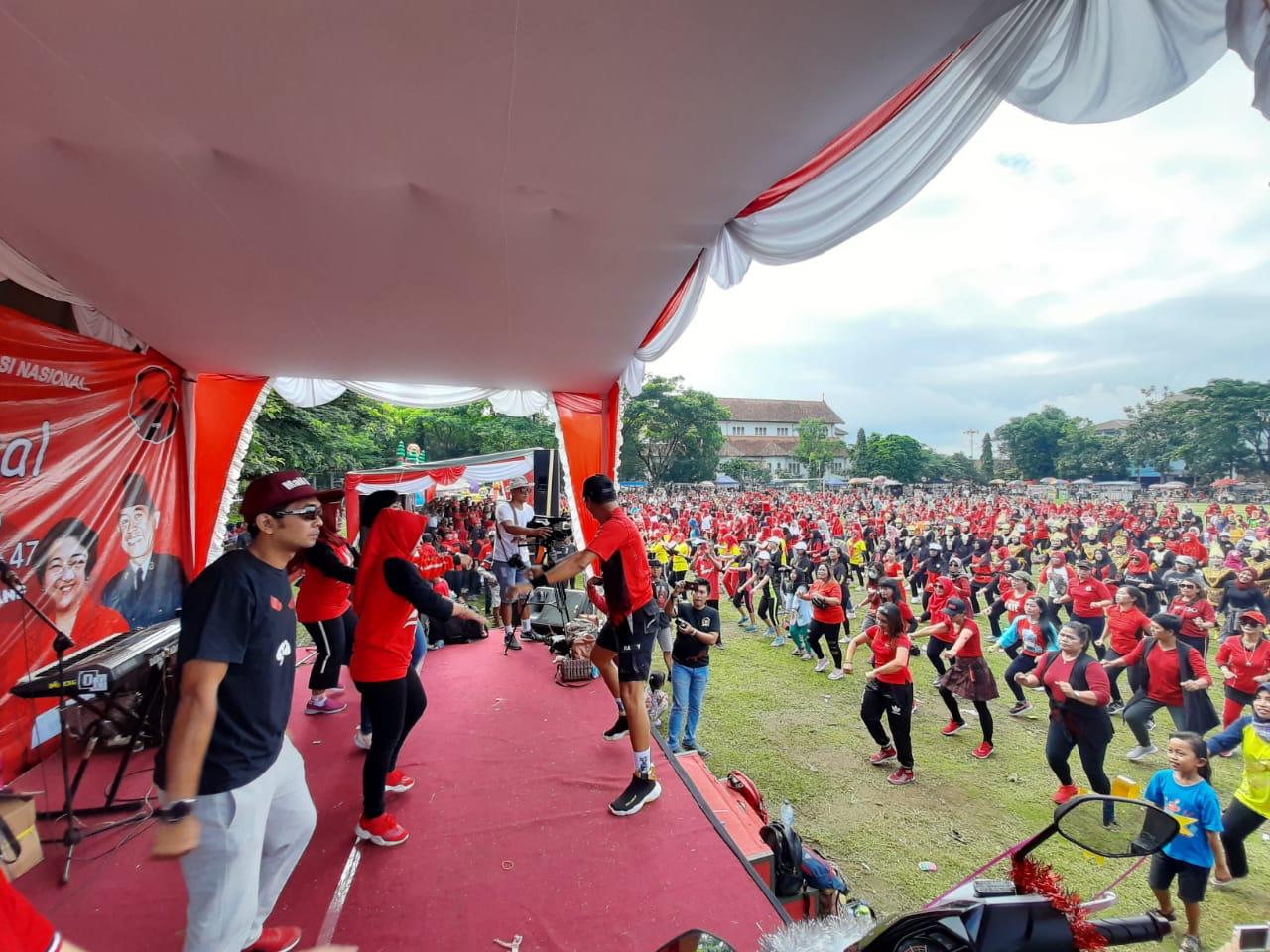 NEWS: Ketua DPC PDI Perjuangan Kabupaten Magelang, Sariyan Adiyanto ikut senam massal diatas panggung utama di Muntilan (5/1/2020)-(Foto: bsn)