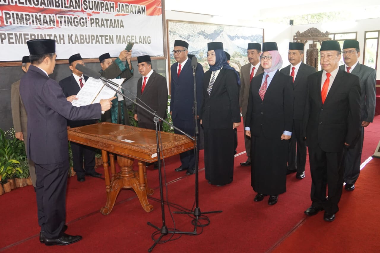 NEWS: Bupati Magelang saat melantik 10 pejabat tinggi pratama yang baru di Pendopo Sekda Magelang (7/1/2020)-(Foto:Istimewa)