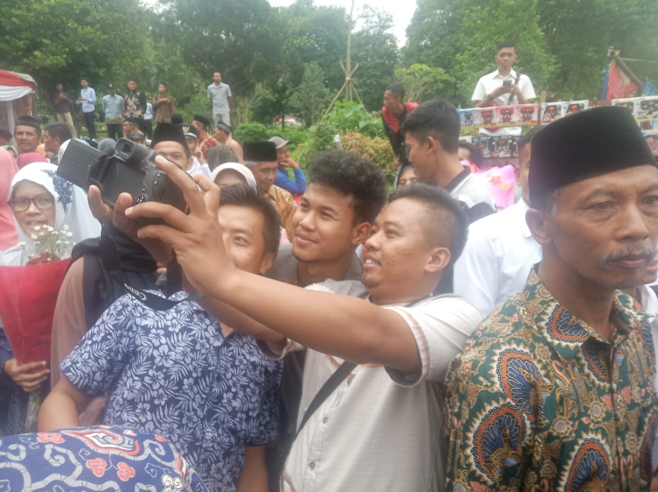 TIMNAS: Pemain Timnas Indonesia U19, Bagas Kaffa saat malayani fans-nya untuk swafoto disela Pelantikan Kepala Desa se-Kabupaten Magelang, Rabu (8/1). (Foto: Bsn)