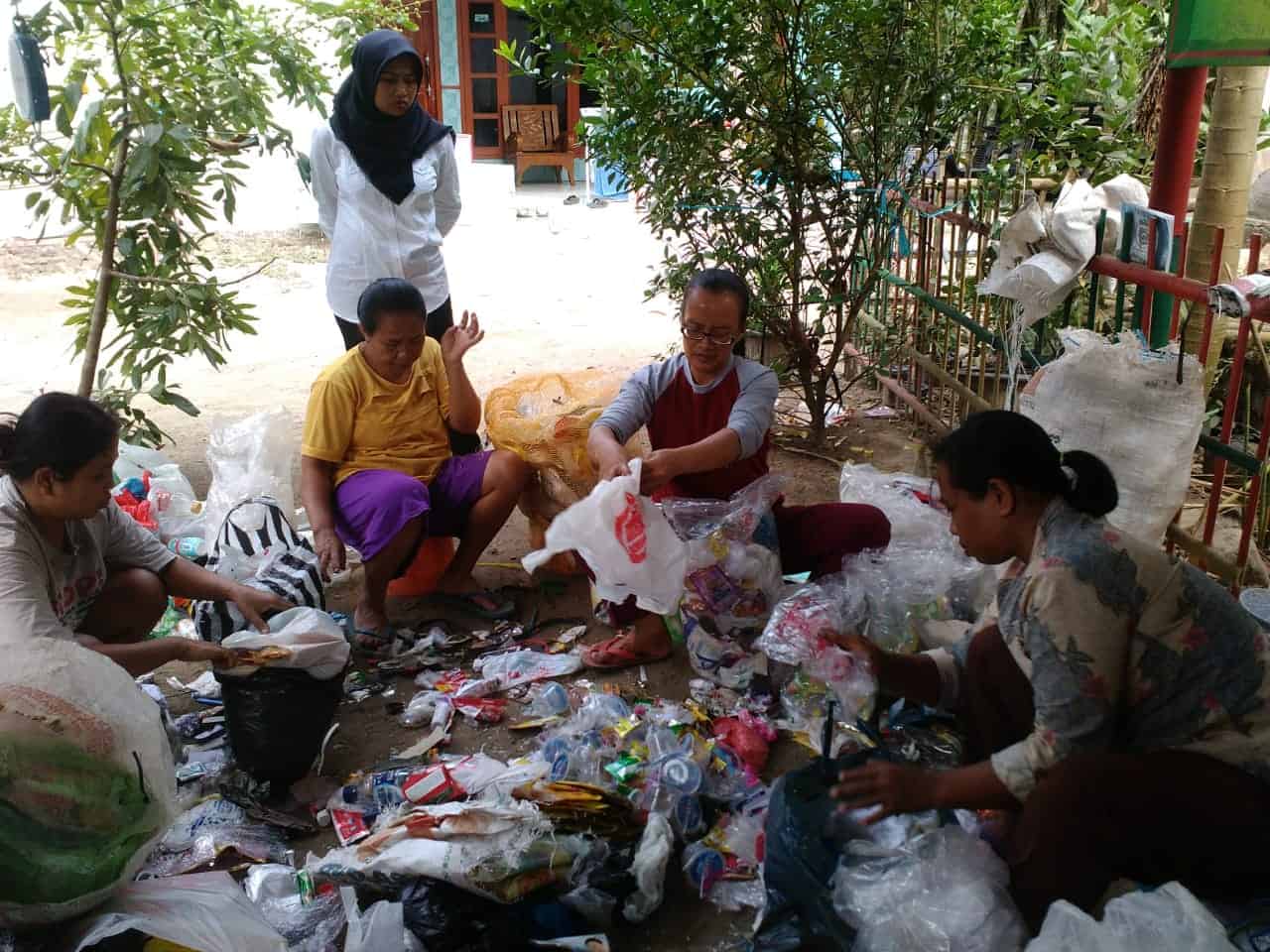 NEWS: Ibu Ibu Dusun Sudisari 2 Desa Adikarto Muntilan saat memilah sampah di Bank Sampah Sumber Rejeki (8/1/2020)-(Foto:istimewa)