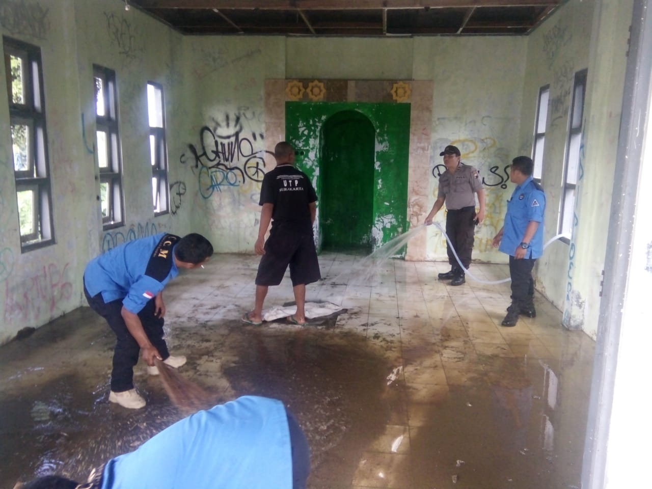 NEWS: Personil Polsek Grabag bersama Komunitas Cah Magelang membersihkan dalam mushola yang mangkrak dan kotor (9/1/2020)-(Foto:istimewa)