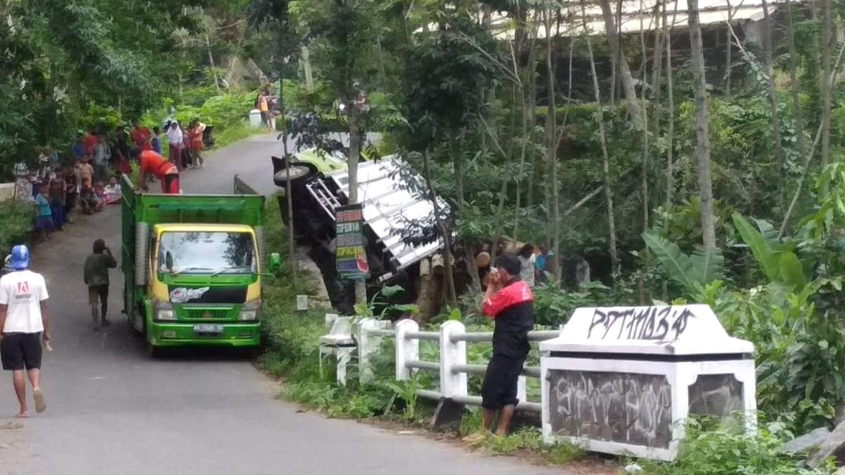 NEWS: Sebuah truk terperosok dalam sungai di Kajoran karena kelebihan muatan (9/1/2020)-(Foto: Istimewa)