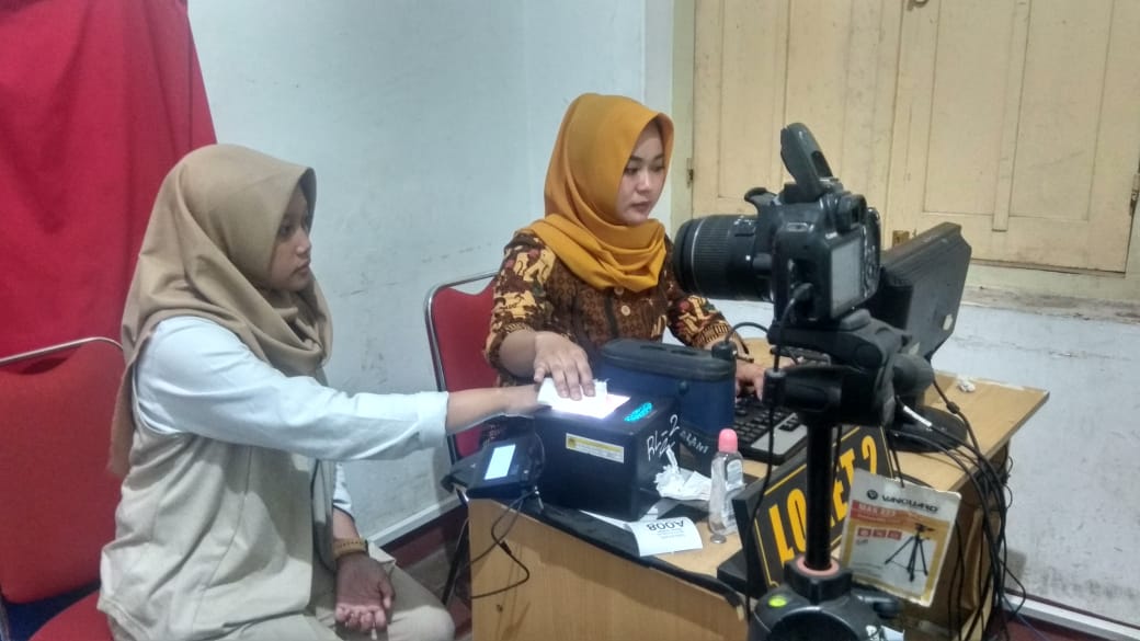 PEREKAMAN: Seorang warga melakukan perekaman e-KTP di Disdukcapil Kabupaten Magelang. (Foto: Fitri Hidayatun)