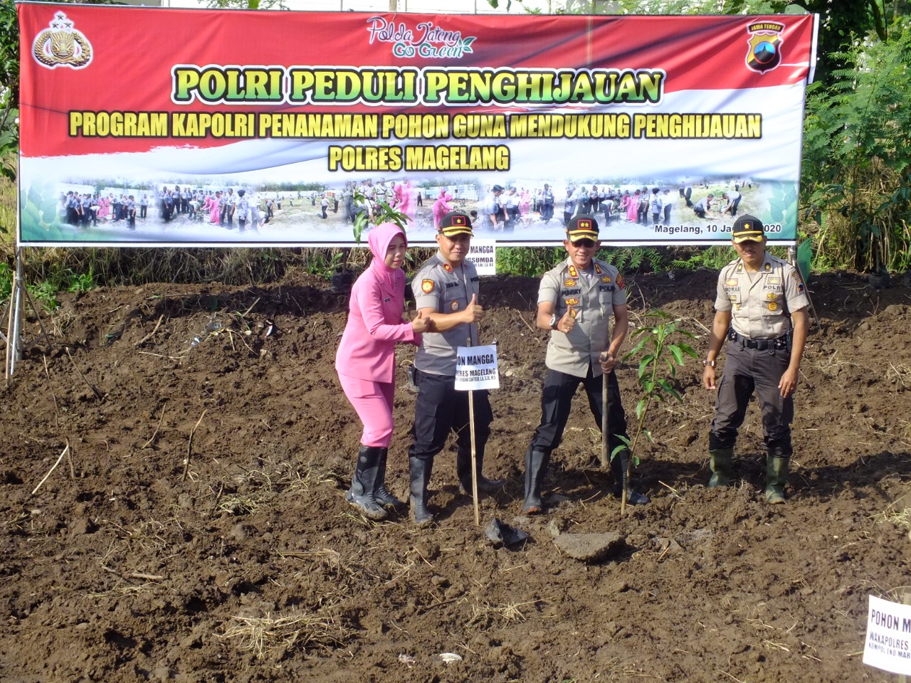NEWS: Kapolres Magelang bersama Waka Polres lakukan penanaman pohon untuk program penghijauan Polri di Mako Polres Magelang (10/1)-(foto: bsn)