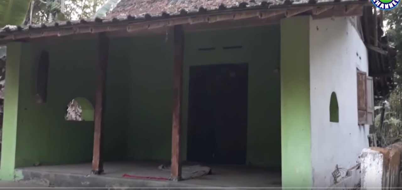 TAK TERAWAT: Salah satu bangunan musala dari sekian banyak rumah di Putingan yang tidak terawat karena lama ditinggalkan penduduk. (Foto: Internet)
