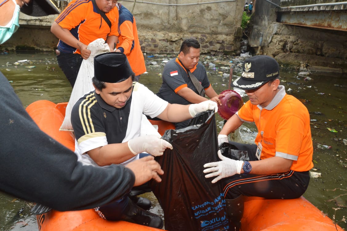 BERSIH KALI: Wakil Gubernur Jawa Tengah Taj Yasin Maimoen bersama ratusan warga turun ke Kali Sanged membersihkan sampah. (Foto: Humas Pemprov Jateng)