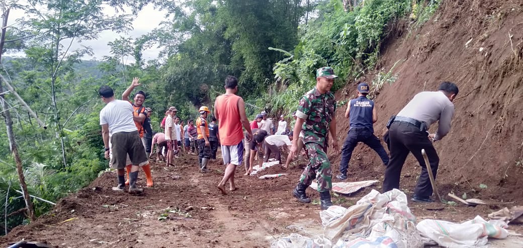 NEWS: TNI Pori, Relawan dan warga kerja bakti bersihkan material longsor di Grabag (11/1/2020)-(Foto: Istimewa)