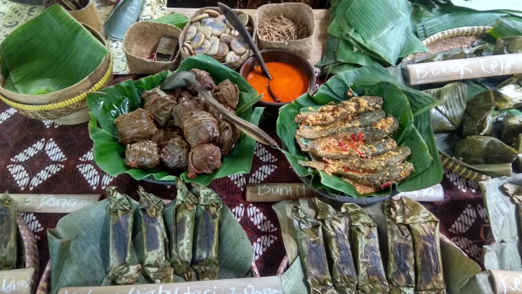 NEWS: Aneka Buntil, Bothok dan pepes tersaji di lapak Pasar Tradisi Lembah Merapi (12/01)-(Foto: Amel)