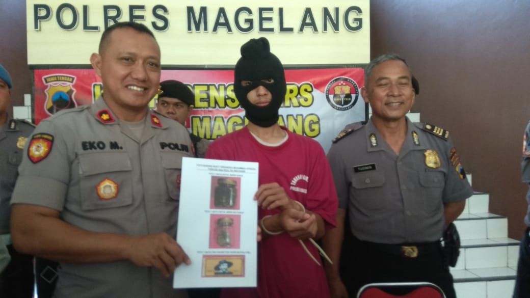 GANJA: Waka Polres Magelang, Kompol Eko Mardiyanto (kiri) menunjukkan dokumentasi barang bukti milik tersangka MAF. (Foto: Amelia Yuniar)