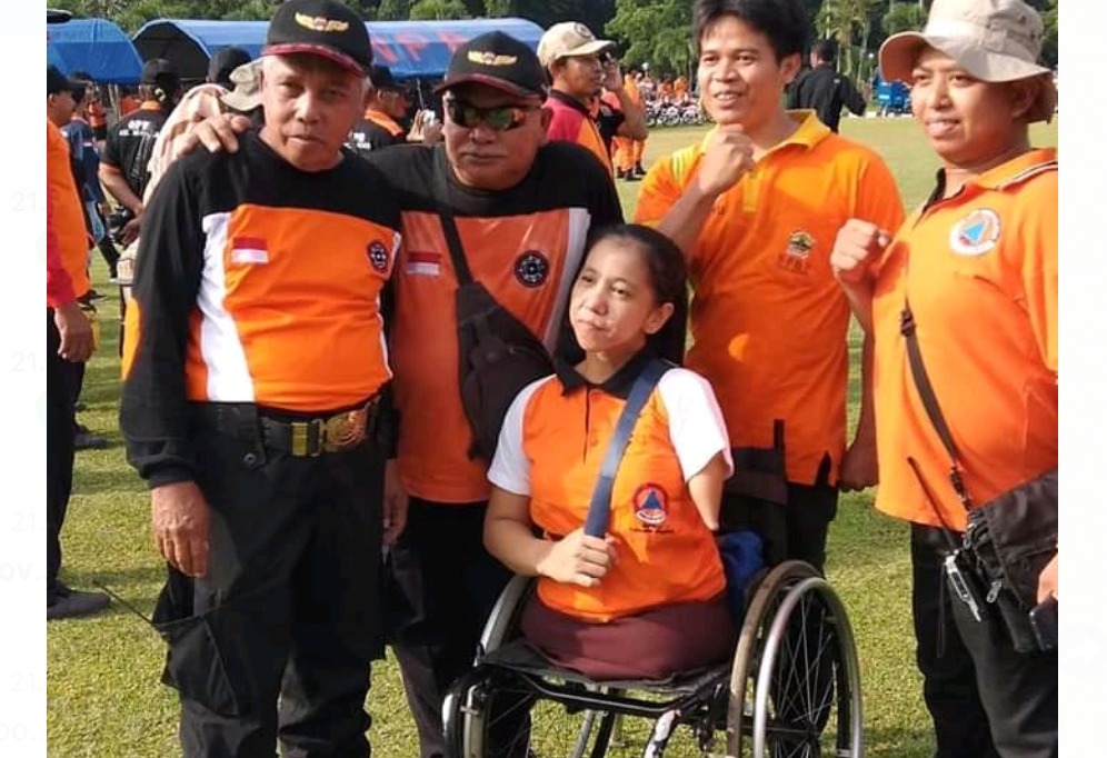 NEWS: Tri Aminah saat diajak foto bersama relawan lain seusai apel pasukan (13/1/2020)-(Foto: bsn)