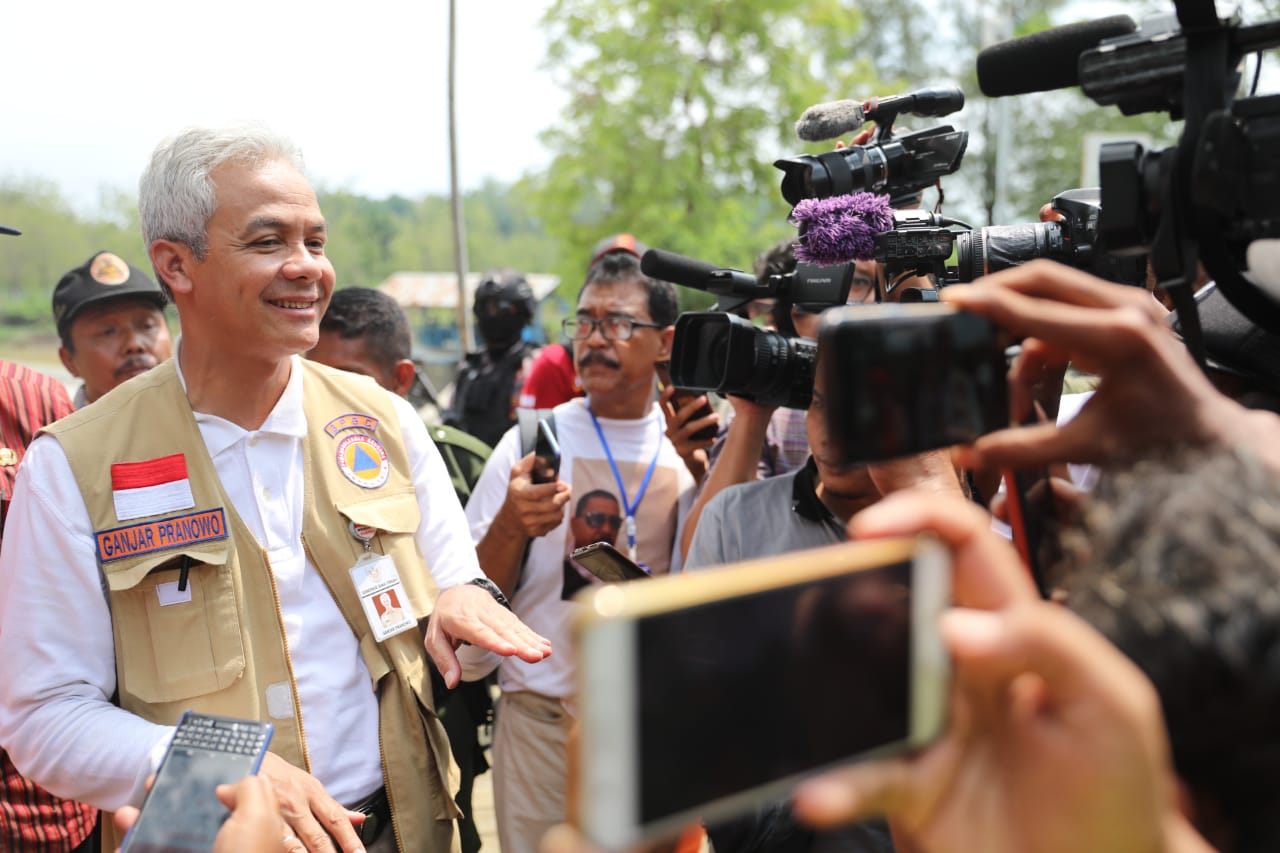 TANGGAP: Gubernur Jateng Ganjar Pranowo memberikan keterangan di depan awak media usai sidak di lokasi banjir Brebes, Selasa (14/1). (Foto Humas Pemprov Jateng)