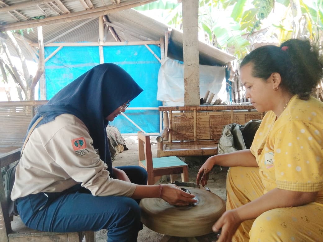 MELUMAT: Wisatawan lokal asik belajar membuat gerabah secara tradisional di Desa Wisata Klimpoh, Rabu (15/1). (Foto: Amelia Yuniar)
