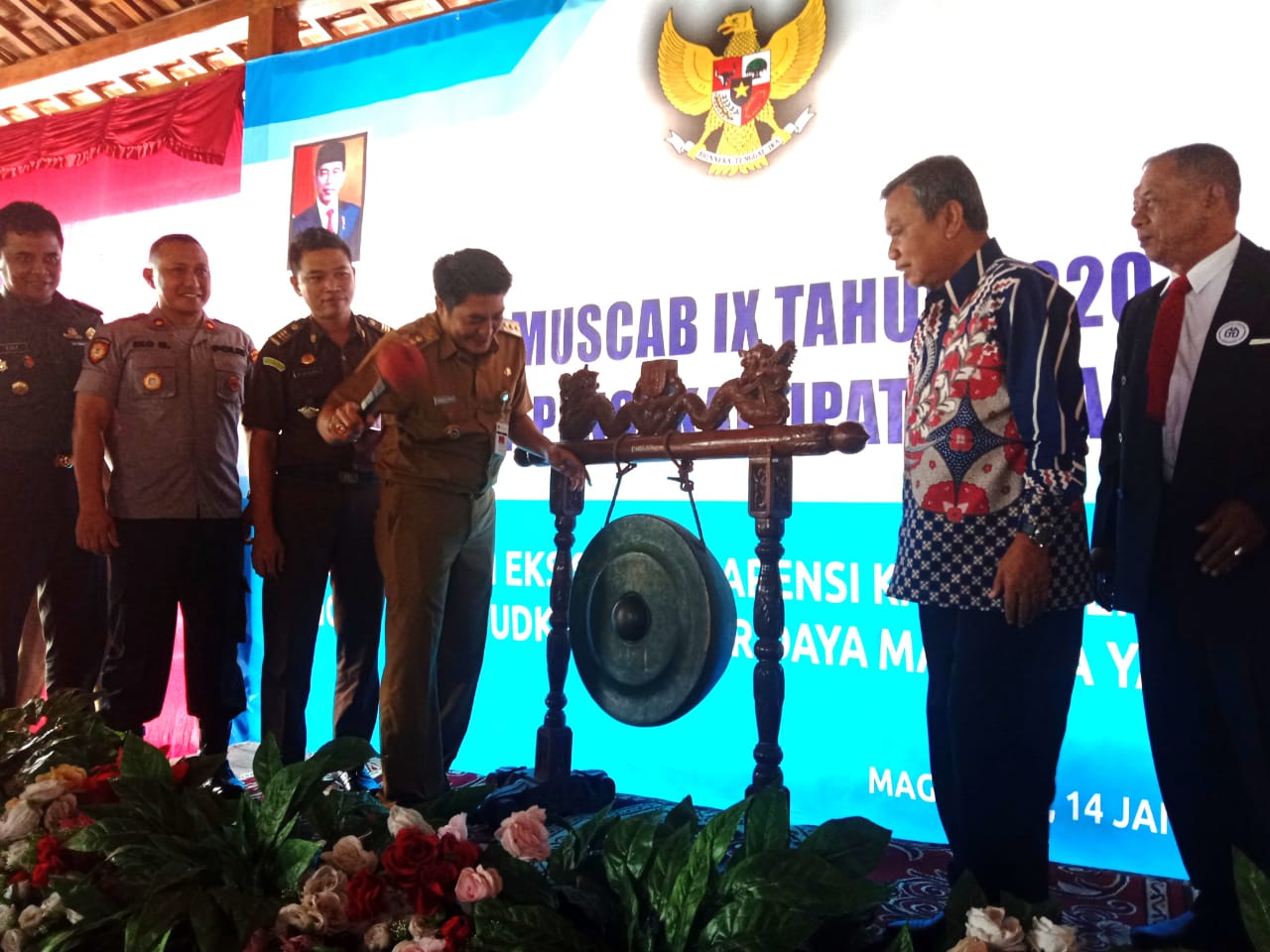 NEWS : Bupati Magelang didampingi jajaran Forkompinda saat membuka acara Musyawarah Cabang Gapensi ke IX, di Balkondes Tuk Songo Borobudur, Selasa (14/1)-(Foto:Istimewa)