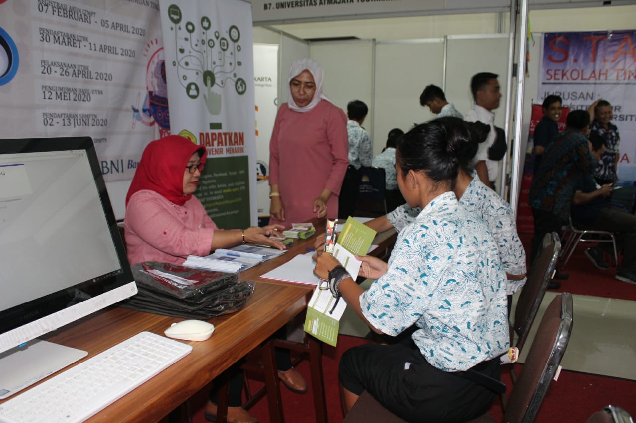 NEWS: Para pengunjung yang sedang konsultasi di salah satu Stand Perguruan Tinggi dalam acara Expo Perguruan Tinggi Dan Panggilan Hidup Bakti HUT 125 tahun Paroki Santo Antonius Muntilan (15/1/2020)-(Foto: Istimewa)