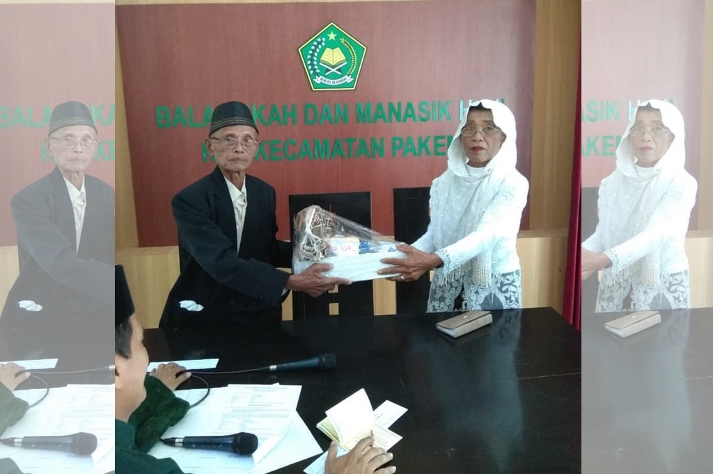 HALAL: Kakek Sukirman dan Nenek Sri saat melakukan akad nikah (Sumber: Instagram @merapi_news)