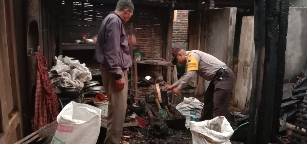 NEWS: Petugas Kepolisian Polsek Kaliangkrik sedang olah TKP mencari penyebab kebakaran rumah milik seorang Nenek (17/1//2020)-(Foto: istimewa)