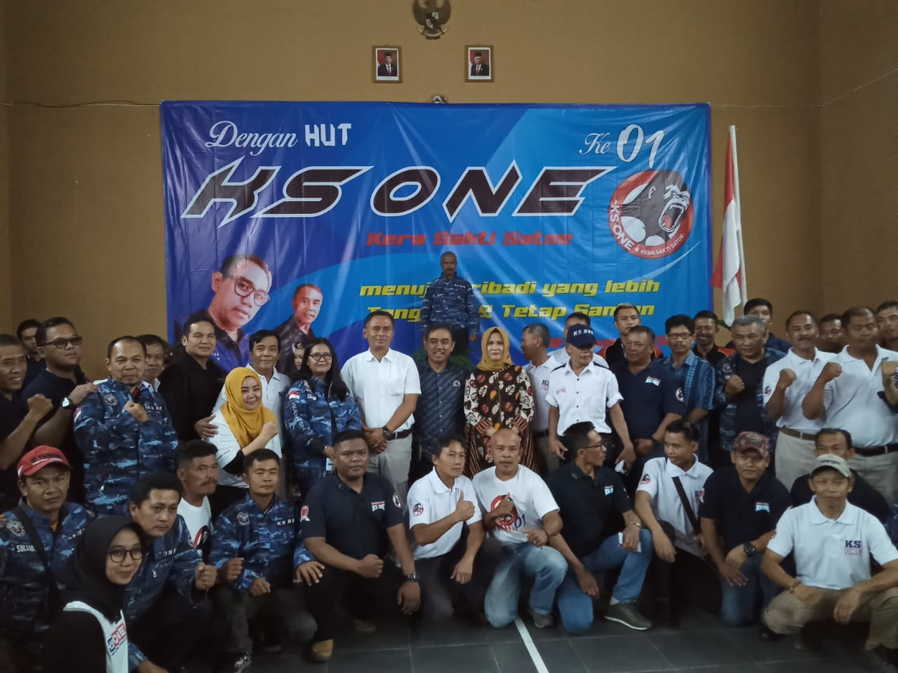SINERGITAS: Wawali Magelang, Windarti Agustina (tengah) bersama keluarga Perguruan Bela Diri Kosike Kera Sakti Magelang, semalam (18/1). (Foto: han)