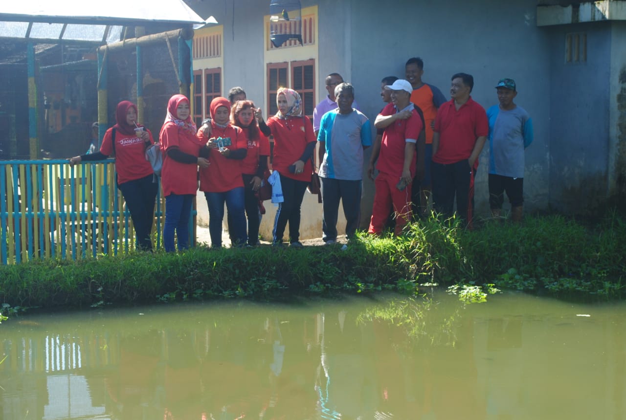 BLUSUKAN: Wakil Walikota Magelang Windarti Agustina saat blusukan di Kampung Bogeman, Minggu (19/1). (Foto: han)