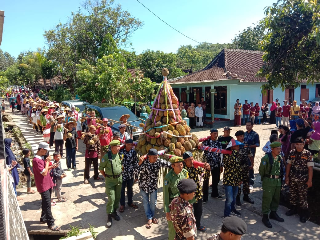 GUNUNGAN: Warga mengarak gunungan durian di Festival Durian Salaman, Minggu (19/1). (Foto: Wahid Fahrur Annas)