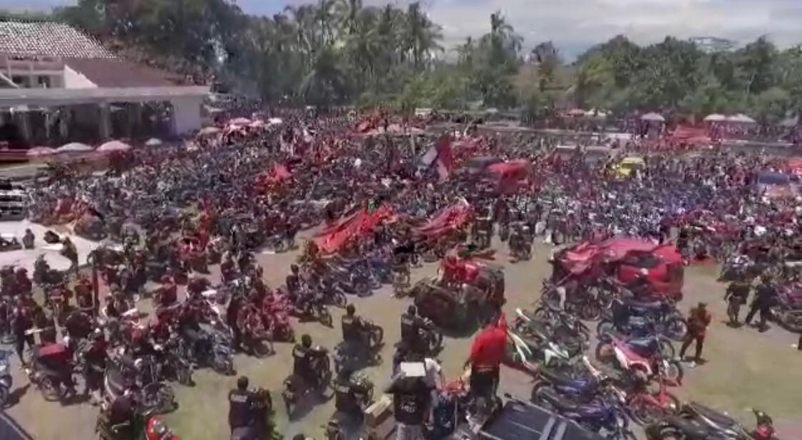 BANTENG: Tidak kurang sepuluh ribu massa menghadiri acara HUT PDI Perjuangan ke 47 di Lapangan drh Soepardi, Minggu (19/1). (Foto: Istimewa)